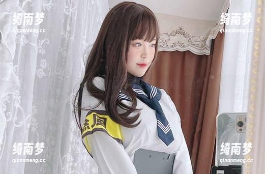 魅惑狼学姐白烨烨私房写真，室内展现她独特的风格与气质