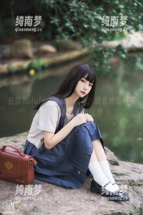 白露Bululu棉袜摄影合集，观看她如何用袜子诠释青春与优雅