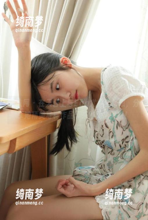 秀人网 - 在天台上与Egg尤妮丝畅想，分享她精美写真作品带来的无限灵感！