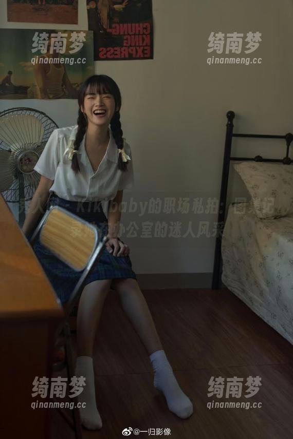 秀人网-Kikibaby 秀人网 - Kikibaby的职场私拍:图集记录她在办公室的迷人风采