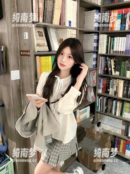 秀人网 - 精选伊诺短裙写真集：沉醉在绚丽与优雅的奇妙旅程
