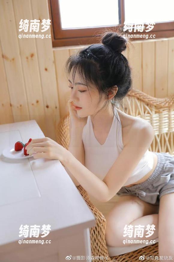秀人网 - 吃白菜的vi菜菜户外写真合集：记录自然与自我的交融时刻