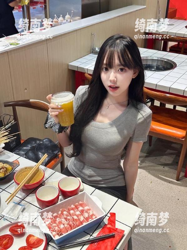 秀人网 - 死库水中的小泡芙winna，无圣光写真展现真实的她与美的碰撞！