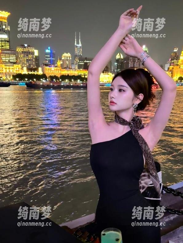 秀人网 - 原图分享：高清小纯子油亮写真，展现她无与伦比的个人风格