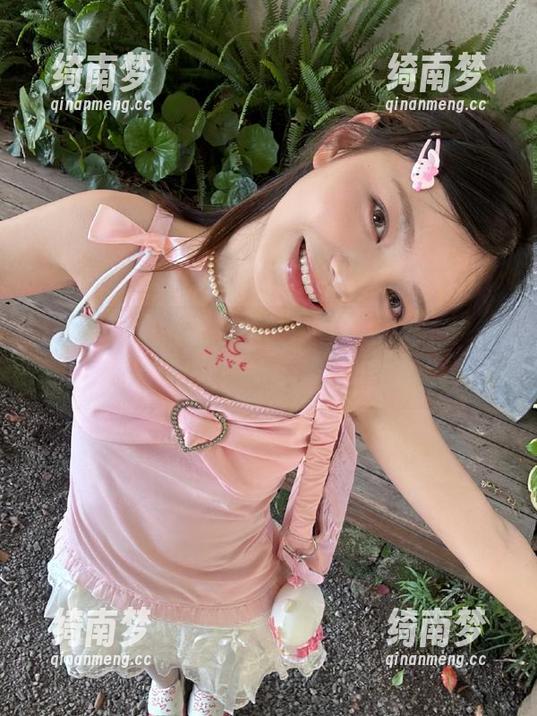 秀人网 - 高清尤妮丝泳池写真图包，带你感受阳光与水波交错的美丽瞬间。