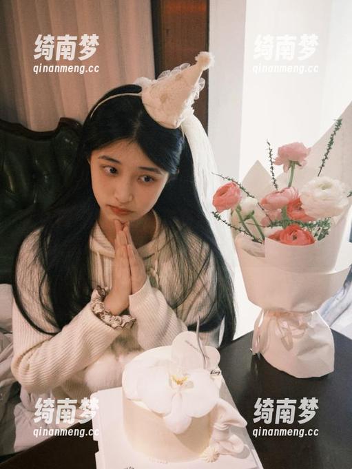 秀人网-想做你的猫 秀人网 - 想做你的猫高清写真集:镜头聚焦她眼镜下的细腻与纯粹之美