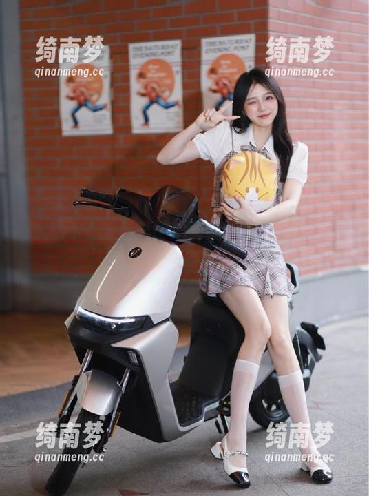 秀人网 - 高清美图揭秘：星星baby如何通过吊带展现自我魅力