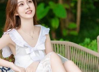 秀人网 - 林文文yooki的白色写真作品：情感与光线交织下的独特视界