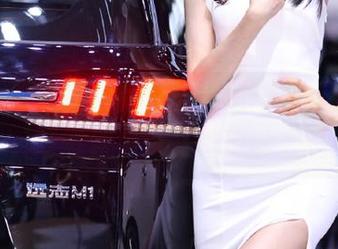 秀人网 - 体验时尚与艺术的碰撞，果果Nikki裤里丝免费套图现已上线！