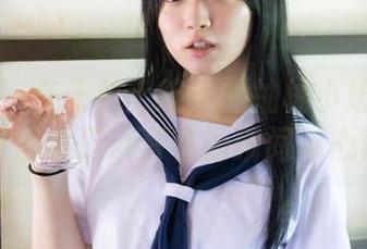 秀人网 - 在天台上绽放的柚柚小奶瓶：高清图集记录青春的瞬间与心声