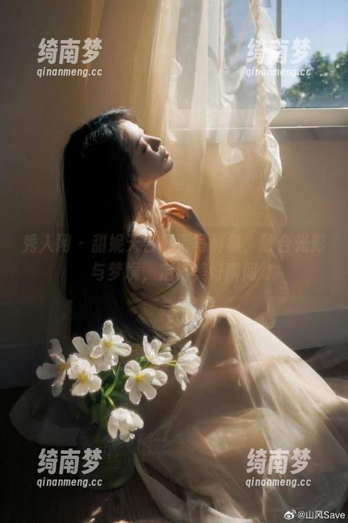 秀人网 - 甜妮天台高清写真集，融合光影与梦境，定格美好瞬间