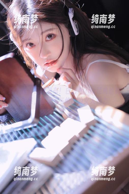 秀人网 - 最新发布！白白Alina经典丝袜图集，展现无与伦比的女人魅力