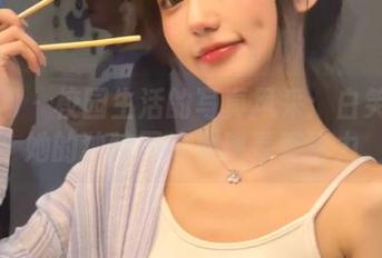 秀人网 - 校园生活的写真风采：白笑笑与她的独特图库展现青春活力