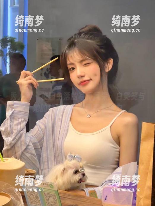秀人网 - 校园生活的写真风采：白笑笑与她的独特图库展现青春活力