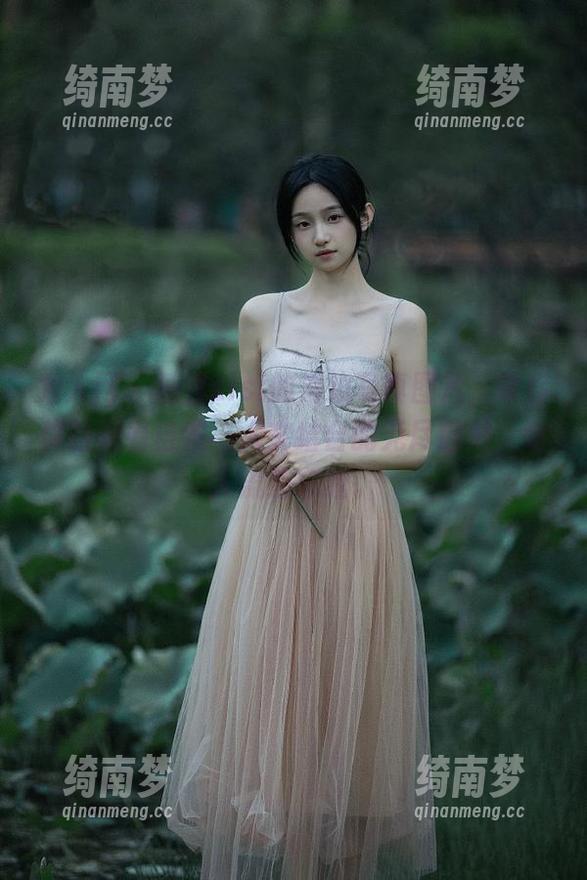 秀人网 - 糖豆sisi的海边写真图片，带你体验观看自然与人文结合的无尽魅力，令人流连忘返。