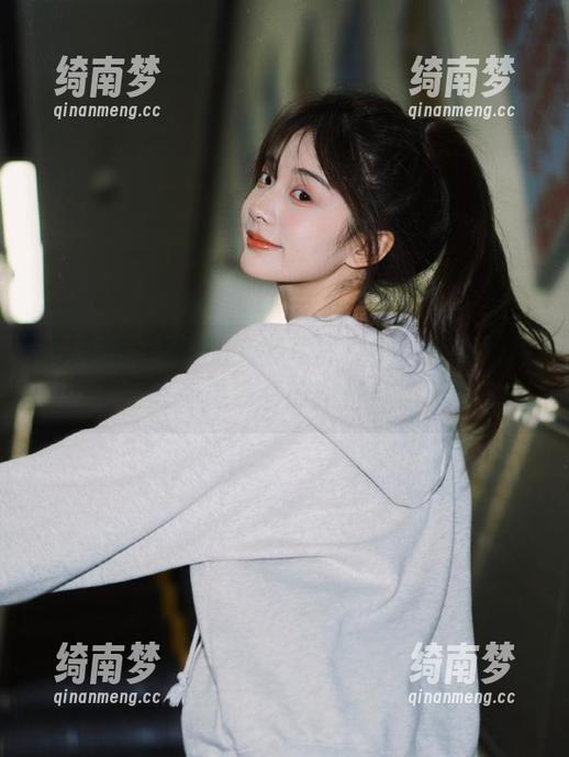 秀人网-软情 秀人网 - 软情的套装写真:透过每张图片,感受她独特的风格与情感