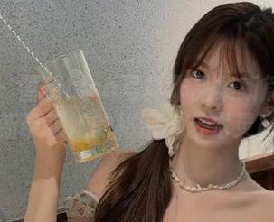 秀人网 - 雪瑞Lisa写真作品集新篇章：更新带来她的秘密与艺术灵感