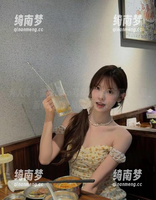 秀人网 - 雪瑞Lisa写真作品集新篇章：更新带来她的秘密与艺术灵感