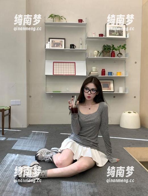 紧急企划 - 小恩最新美足写真重磅分享，足下之美，尽在指尖绽放！