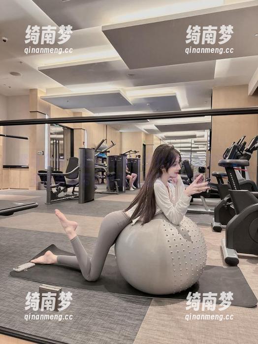 紧急企划-见希w 紧急企划 - 走进见希w女仆的幻想宇宙:美图合集带你体验灵动与静谧的美。