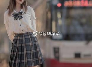 尽展青春魅力，翎柒菜菜校园私拍套图静待你的欣赏
