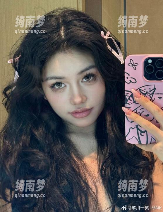 撩人私房美图：芊川一笑MNK与双子吸血鬼的梦幻之旅，等你来欣赏！