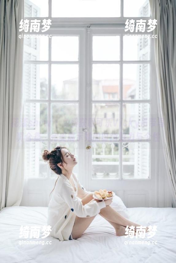 花漾show - 免费获取可乐Vicky吊带写真合集，完美展示她的时尚魅力与个性