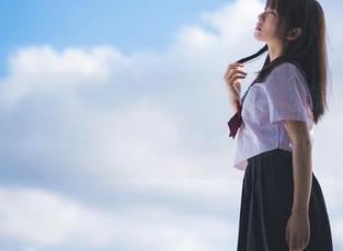 花漾show - 迷人时刻：李晨晨穿皮衣的高清美图，定格时尚与优雅