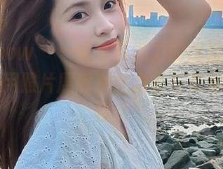 花漾show - 一组充满魅力的御姐写真，田冰冰用照片展现女性力量与柔美的双重特质