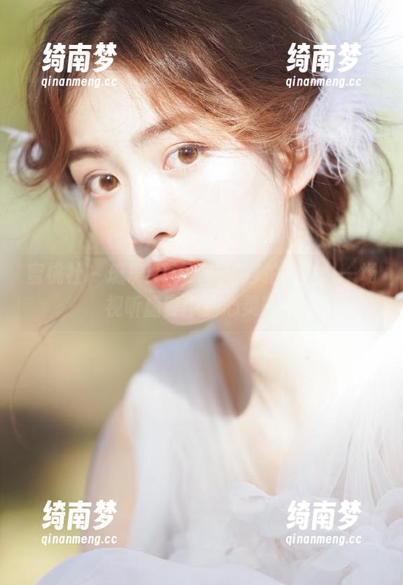 蜜桃社 - 琉璃lily的私房自拍写真：一场视听盛宴中的心灵密码