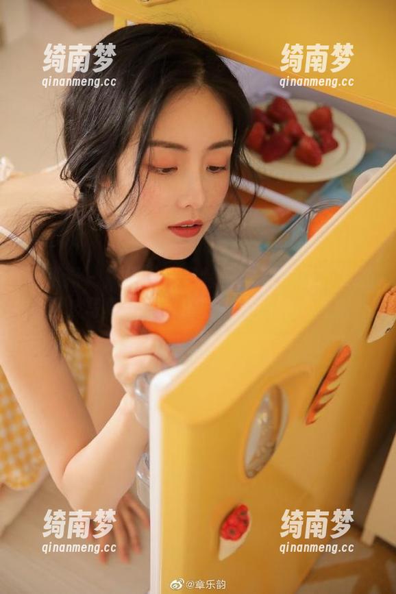 轰趴猫 - 姗姗就打奥特曼与毛衣的完美邂逅，写真照片传递着温暖的时尚之旅