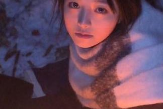 轰趴猫 - 在线上探索梦心玥的白色写真，邂逅那份温柔与优雅
