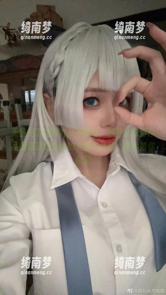 无圣光下的阿九从不咕咕，职业装写真作品展现职场女性的力量与优雅，图片如你所见