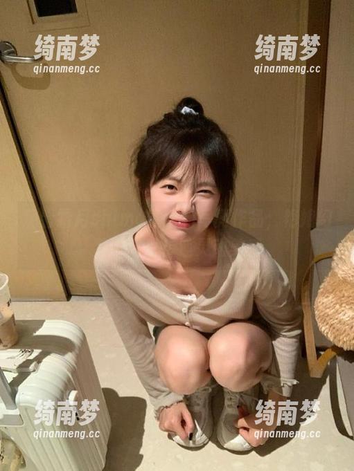 观看霜月shimo最新的写真作品，艳娘幻梦谭黛玉传递灵动美感