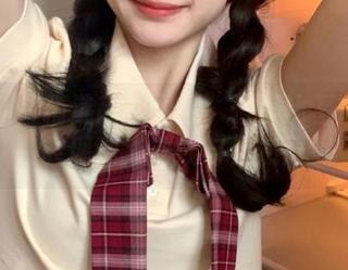 青豆客 - 精选高清图库：佟蔓比基尼写真，展现迷人曲线与自然风光