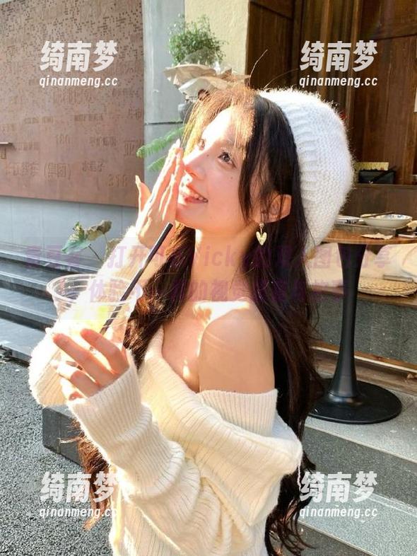 青豆客 - 打开可乐Vicky的双人图包分享，体验不一样的视觉盛宴与故事