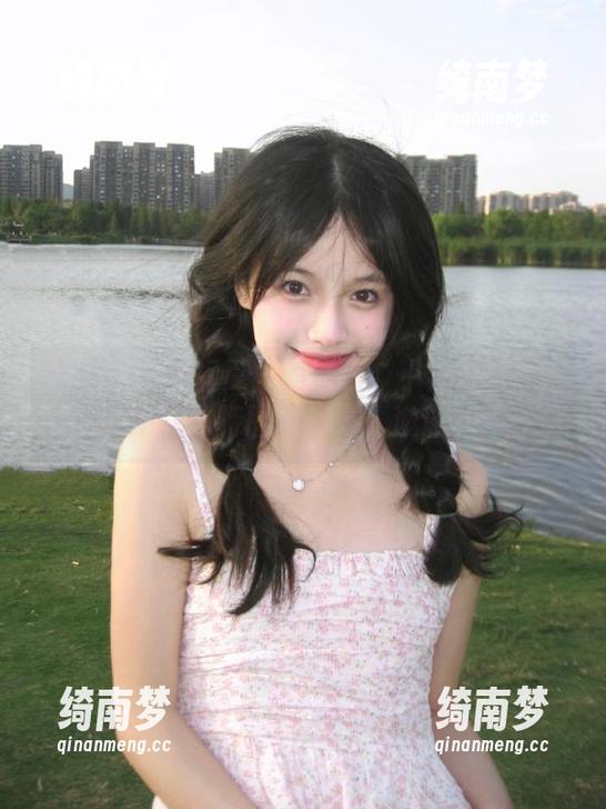 青豆客 - 捕捉夏日的清凉：小九Vin泳池作品带来的独特图库资源，邀您共同欣赏