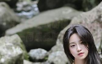 青豆客 - 皮衣与个性的碰撞：下载程彤颜图集，一同感受时尚潮流的魅力