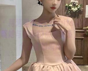 青豆客 - 精选黄歆苑chobits棉袜写真合集：展现她与时尚的亲密关系，记录每一个温暖的瞬间！