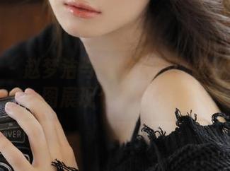 魅妍社 - 赵梦洁与她的礼服：精致写真原图展现个性与优雅