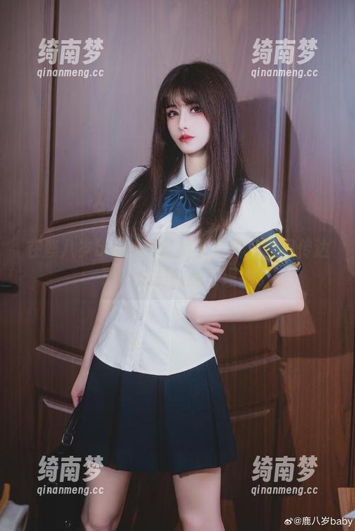 在鹿八岁baby的红裙作品里，原图传达了我对美的拗口理解